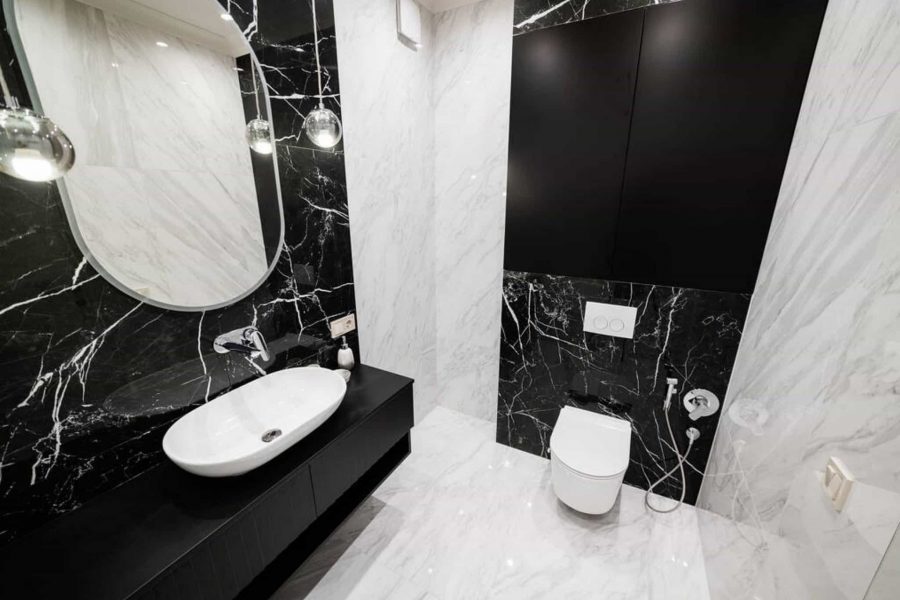 marmor-badezimmer-wc-moderne-toilette